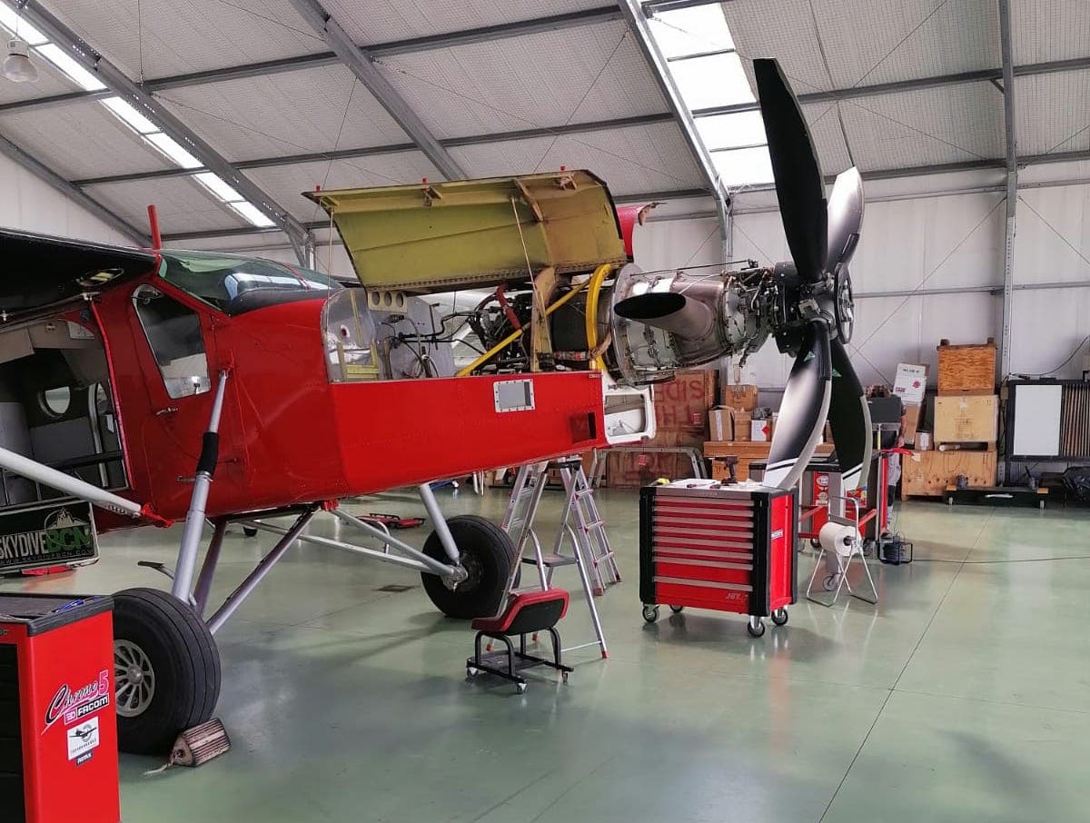 technicien répare un avion